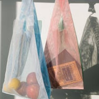 従来のコンビニ袋を意匠として受け継ぎ、丈夫で長く使えるコンビニバッグ｜amabro