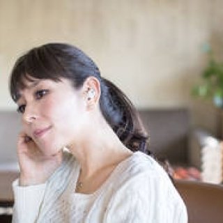 キャリアが手掛けたワイヤレスイヤホンは“音”も“形”もスマートフィット｜GLIDiC