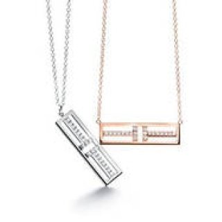 ダイナミックなラインと軽やかなオープンバーが魅力の新作ペンダントが登場｜TIFFANY & CO. 