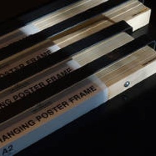 使い方はアイデア次第。吊り下げ式のポスターフレーム｜THREE TREES FACTORY