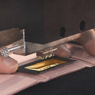 ミュウミュウ、期間限定イニシャル刻印サービスを銀座店にて実施中｜MIU MIU