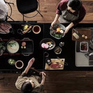 キッチンを囲むという新発想。システムキッチン「いろりダイニング」｜Panasonic