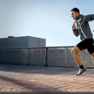 激しい動きにも外れにくく、防水機能に対応したイヤホン 「ENDURANCE RUN」｜JBL