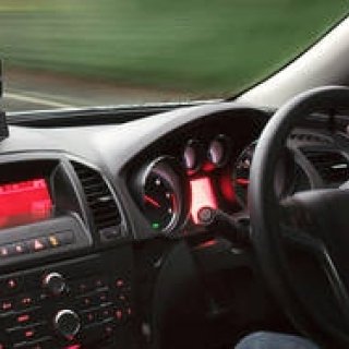 ドライブを快適に。オンダッシュBluetoothスピーカー「JBL SMARTBASE」｜JBL