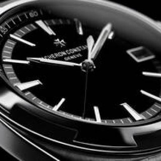 メタリックな輝きに縁どられた、漆黒ダイアルのオーヴァーシーズ|VACHERON CONSTANTIN