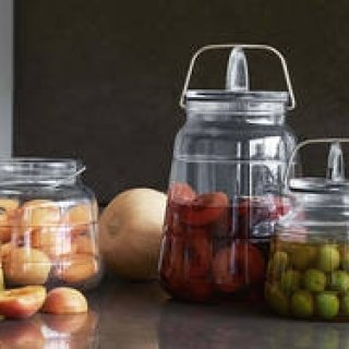 名作として知られる実用的なガラス瓶「スカーラ」が現代版に｜HOLMEGAARD