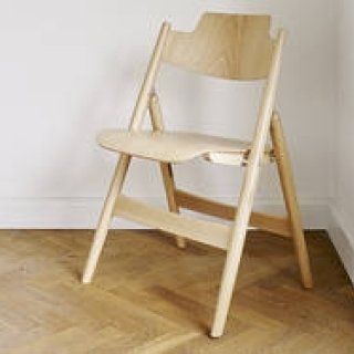 エゴン・アイアーマンによる折りたたみ椅子「SE18」がビーチ材で登場｜METROCS