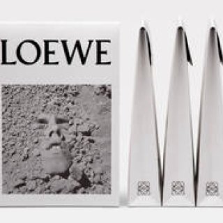 ロエベ、ビジュアル・エイズの支援を目的とした限定Tシャツを発売｜LOEWE