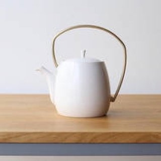 注ぐ際の手の負担にも配慮。磁器と真鍮を組み合わせた大容量の土瓶急須｜すすむ屋茶具
