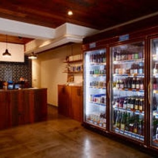 約100種類ものクラフトビールが取り揃う「The Slop Shop」｜LOUNGE