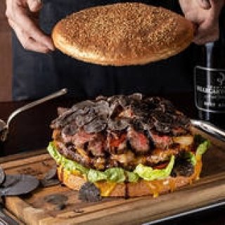 グランド ハイアット 東京が提供する「令和」時代を祝した贅沢バーガー｜EAT