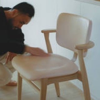 イルマリ・タピオヴァーラの名作「ドムス チェア」を熊野亘がモディファイ | Artek