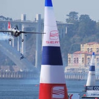  BREITLING｜「ブライトリング・ブライダル・フライト2010」でレッドブル・エアレースのレポーターに