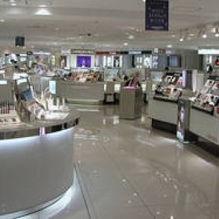 小田急新宿店本館2階　化粧品フロアリニューアル