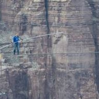 JEANRICHARD｜アンバサダーのニック・ワレンダが綱渡りでのグランドキャニオン横断に成功