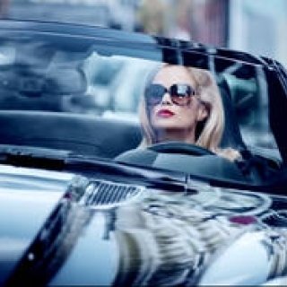 発色とうるおい続くあたらしいエンヴィ リップスティック発売｜ESTÉE LAUDER ギャラリー