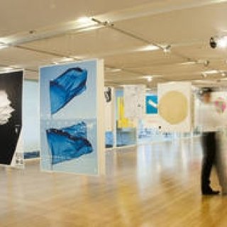 東京ミッドタウン・デザインハブで「日本のグラフィックデザイン2015」開催｜JAGDA ギャラリー