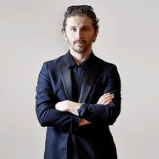 デイビッド・コマが解釈する新生ミュグレー｜MUGLER ギャラリー