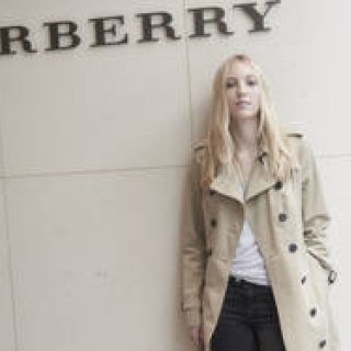 ファッション界の注目新星、エラ・リチャーズが初来日｜Burberry ギャラリー