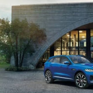 ジャガー初のクロスオーバーモデル「Fペース」登場｜Jaguar ギャラリー