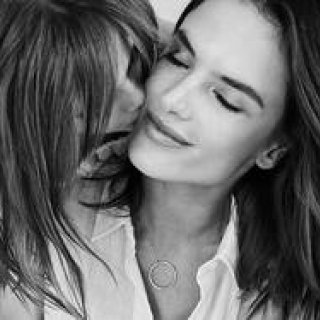 マイケル・コース 母の日に向け「Like Mother, Like Daughter」公開｜MICHAEL KORS ギャラリー