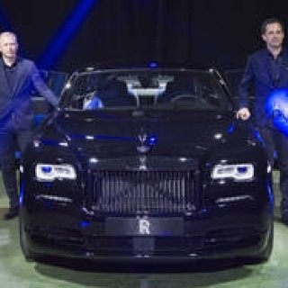 専用ブラックカラーで陰影を強調する「レイス ブラック・バッジ」｜Rolls-Royce ギャラリー