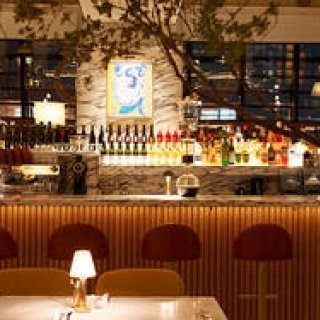 銀座の街灯りがオーディエンス。華やぎ夜景のVIP席はこちらへ｜bills ギャラリー