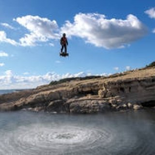 “空中セグウェイ”−−直立人間が、ジェット噴射で自在に浮遊｜BREITLING ギャラリー