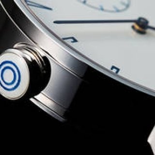 有田焼職人の技による藍色の釉薬が見事な白磁の文字盤と竜頭を搭載した腕時計｜SPQR ギャラリー