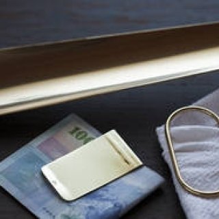 すべてがハンドメイド。瀬戸内を拠点に活動する真鍮工房の「マネークリップ」 ｜Lue ギャラリー