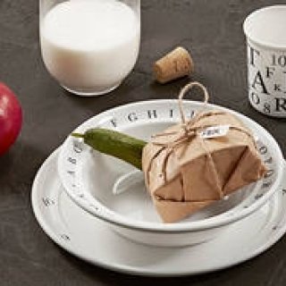 「遊びながら学ぶ食器」の三点セット。強度のあるメラミン製で復刻｜KAY BOJESEN DENMARK ギャラリー