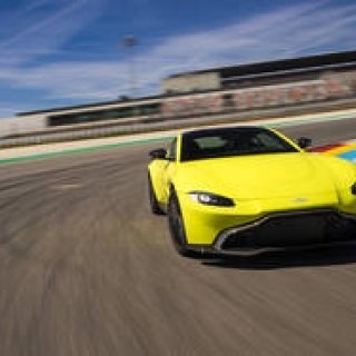 新型アストンマーティン ヴァンテージに試乗｜Aston Martin ギャラリー