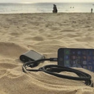 チェーンソーでも切断不可。堅牢性を誇るライトニングケーブル｜Fuse Chicken ギャラリー