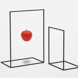 “空間を切り取るマーカー”の役割を果たす、自由度の高いフレーム｜DANESE ギャラリー