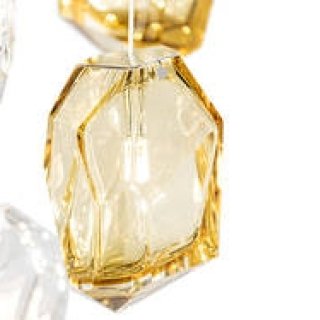 クリスタルの塊が宙に浮かび、空間をダイナミックに、美しく照らす｜LASVIT ギャラリー