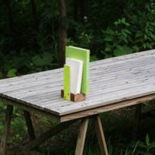 端材を有効活用したアートピースのようなブックスタンド｜Michael Marriott ギャラリー