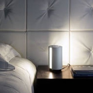 光の強弱を必要に応じて調整可能。シャルロット・ペリアンによるテーブルランプ｜NEMO ギャラリー