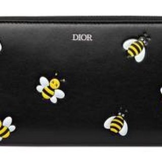 KAWSデザインの“BEE”をあしらったレザーアイテム｜DIOR　ギャラリー