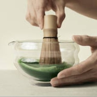 一度に複数人分の抹茶を点ててシェアできるUK発のガラス製片口茶碗｜Matchaeologist　ギャラリー