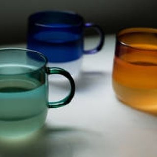 カラーガラスとミルクガラスの2トーン。飲み物で表情が変化するマグ｜amabro　ギャラリー