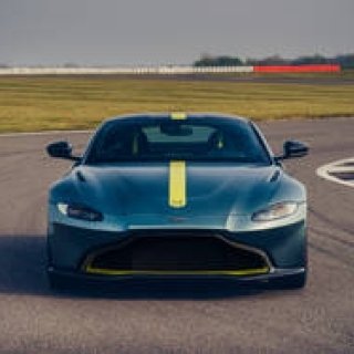 アストンマーティン「ヴァンテージ」に世界200台限定のMTモデル｜Aston Martin ギャラリー