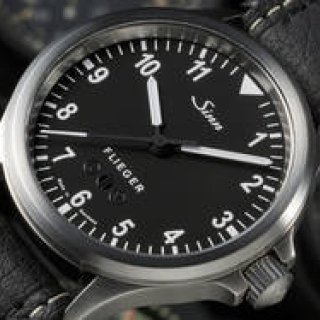 ジンの3大テクノロジーを搭載。日本限定50本のパイロットウオッチ「856.FLIEGER」｜SINN ギャラリー