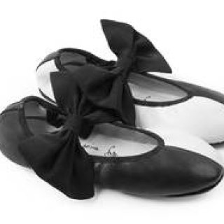 SiaとRepettoによる初のコラボレーションアイテム｜RepettoSiaとRepettoによる初のコラボレーションアイテム｜Repetto ギャラリー