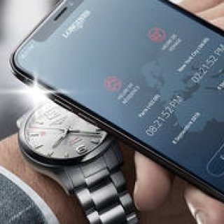 スマホアプリでGMT機能をフラッシュ操作するコンクエストV.H.P.｜LONGINES　ギャラリー