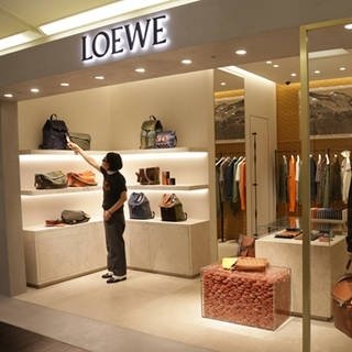 ロエベが阪急メンズ大阪にショップをリロケーションオープン｜LOEWE ギャラリー