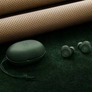 バング & オルフセン Beoplay E8の限定カラーモデル「Beoplay E8 Racing Green」｜Bang & Olufsen　ギャラリー