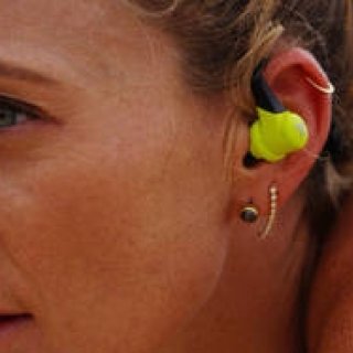 激しい運動でも外れにくい、ワイヤレス防汗スポーツイヤホン｜JAYBIRD