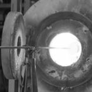 作家とガラスとの対話から生まれる結晶。吹きガラス工房「スタジオプレパ」の展示がスタート｜CURATOR’S CUBE