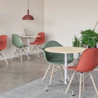 色褪せぬ名作。イームズファイバーグラスシェルチェアにヴィンテージカラーが追加｜Herman Miller