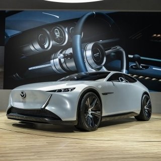 10年後のマツダを示す2台のビジョンモデルを世界初披露